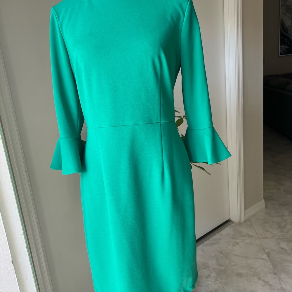 Donna Morgan Green Dress – Fitted Silhouette with Ruffled Cuffs - Picture 4 of 12